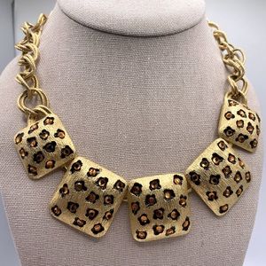 Gold tone chunky leopard design necklace